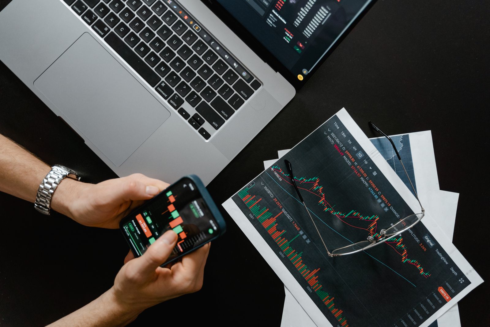 촬영 장비와 편집 화면이 놓인 미디어 제작 현장